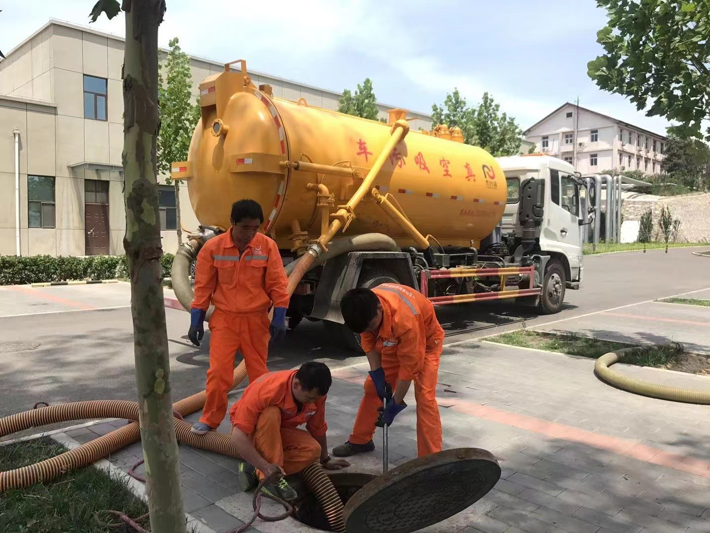 献县管道疏通车停在窨井附近