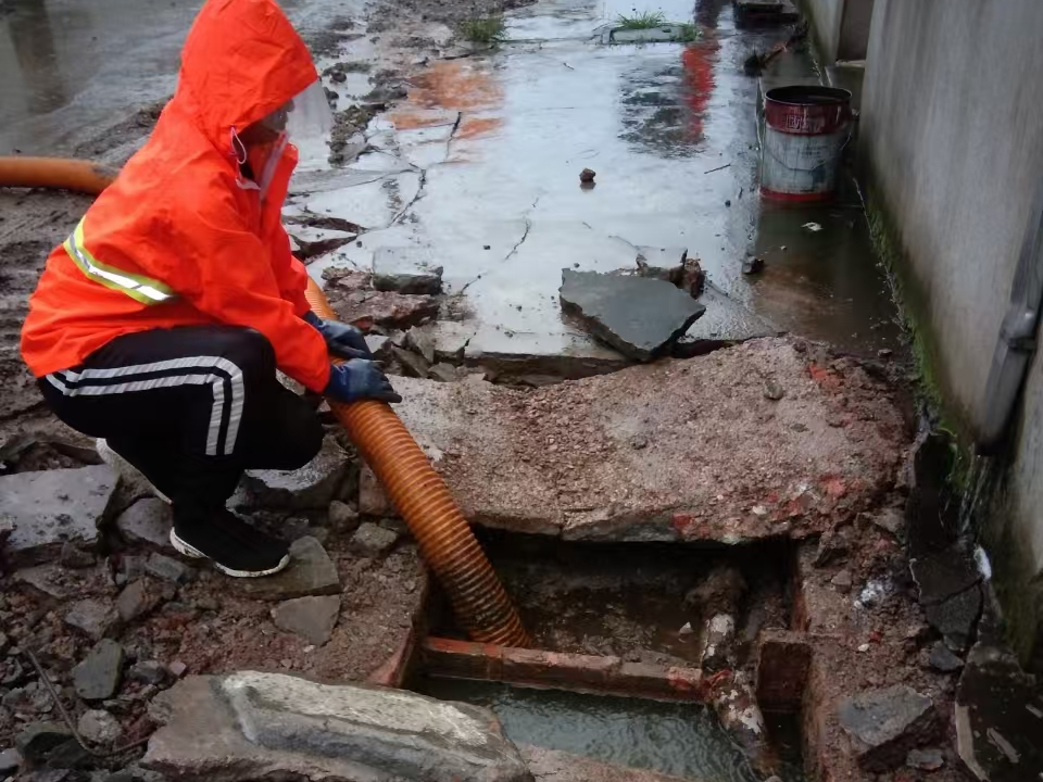 献县专业清理污水池 炜誉市政以规范流程守护城市 “肠道”