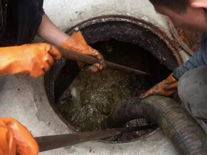 献县清理化粪池时如何避免沼气的危害？